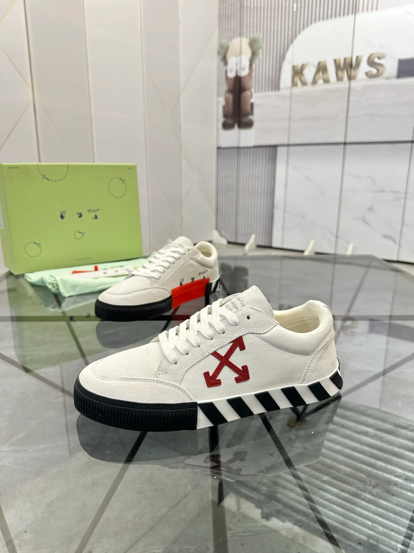 Selling men's shoes 💰: 💰P440¥ Product trademark: OFF WHITE * "OFF WHITE*" low-top casual shoes Regular size: 35-45 (can be customized to 46) Couple style Product materials: imported nubuck leather upper spliced ​​with original fabric, breathable lining, original outsole. No.: H203